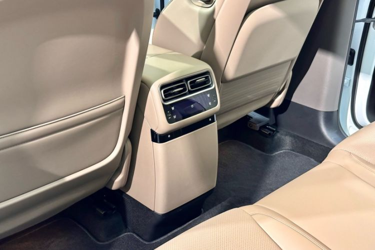 Used Li Auto i6 2025 Model Two-Wheel-Drive Standard Type Interior 9