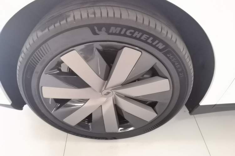 Used Li Auto i6 2025 Model Four-Wheel-Drive Standard Type Left Front Wheel Hub