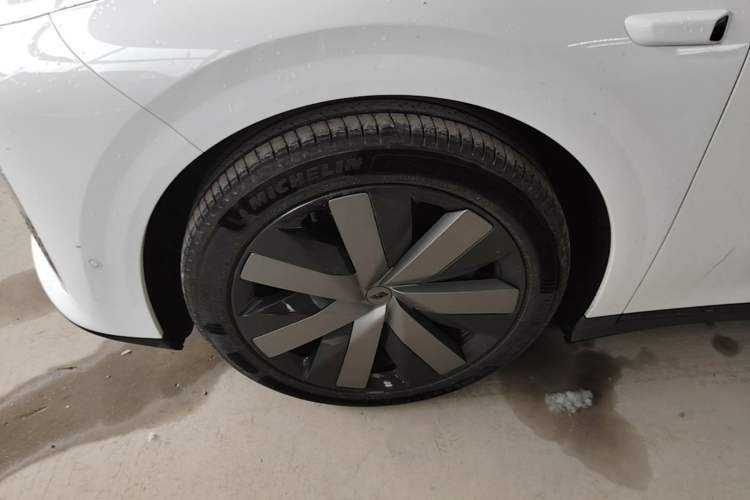 Used Li Auto i6 2025 Model Four-Wheel-Drive Standard Type Left Front Wheel Hub