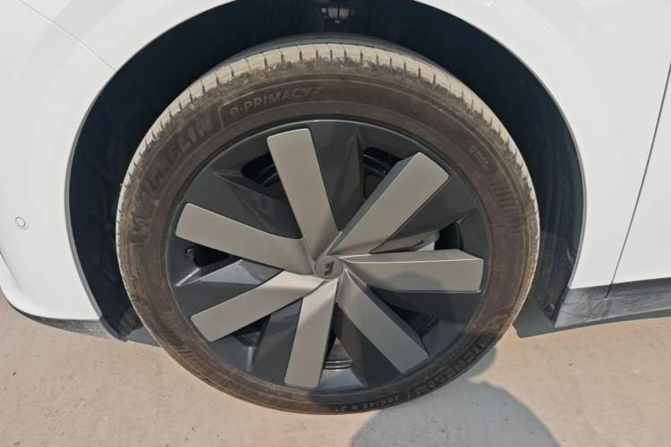 Used Li Auto i6 2025 Model Four-Wheel-Drive Standard Type Left Front Wheel Hub