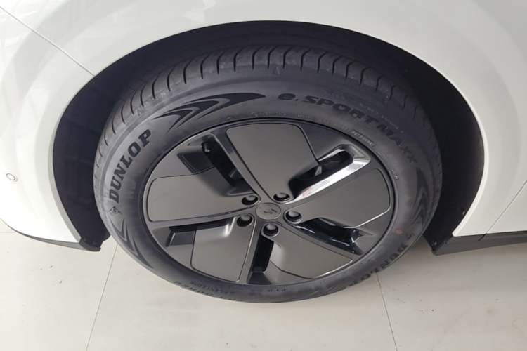 Used Li Auto i6 2025 Model Two-Wheel-Drive Standard Type Left Front Wheel Hub