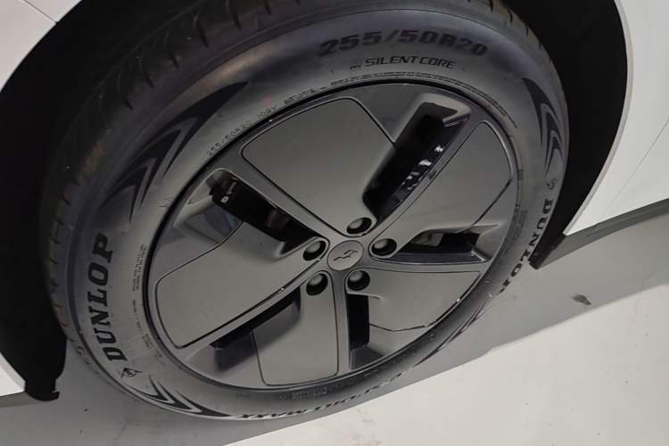 Used Li Auto i6 2025 Model Two-Wheel-Drive Standard Type Left Front Wheel Hub