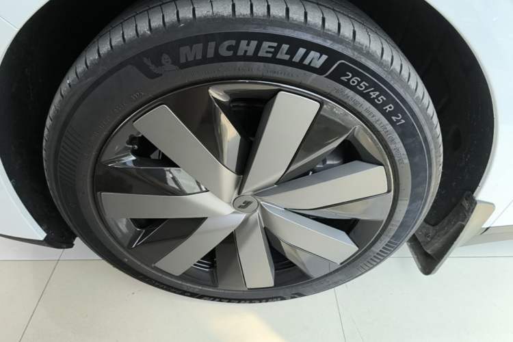Used Li Auto i6 2025 Model Four-Wheel-Drive Standard Type Left Front Wheel Hub