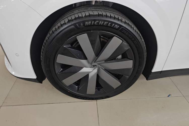 Used Li Auto i6 2025 Model Four-Wheel-Drive Standard Type Left Front Wheel Hub