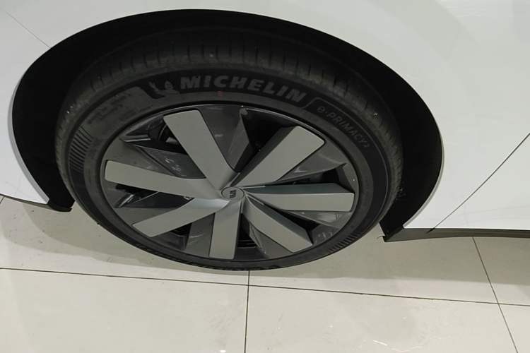 Used Li Auto i6 2025 Model Four-Wheel-Drive Standard Type Left Front Wheel Hub