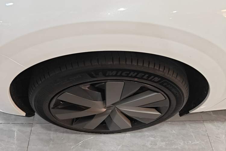 Used Li Auto i6 2025 Model Four-Wheel-Drive Standard Type Left Front Wheel Hub