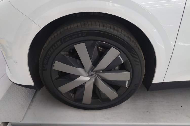 Used Li Auto i6 2025 Model Two-Wheel-Drive Standard Type Left Front Wheel Hub