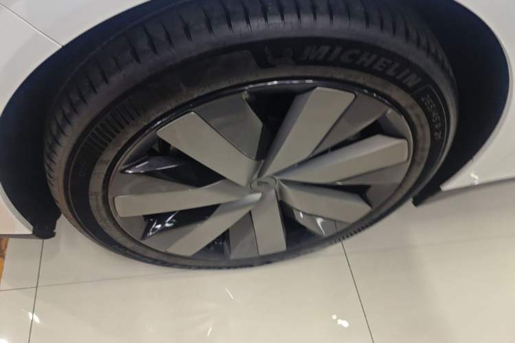 Used Li Auto i6 2025 Model Four-Wheel-Drive Standard Type Left Front Wheel Hub