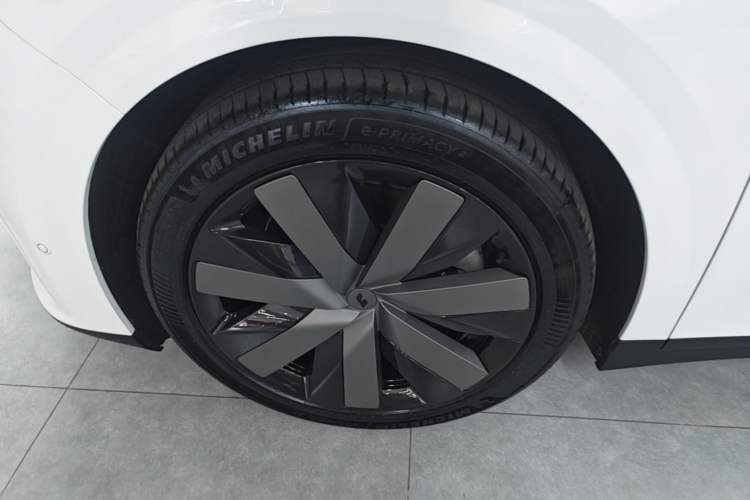 Used Li Auto i6 2025 Model Four-Wheel-Drive Standard Type Left Front Wheel Hub