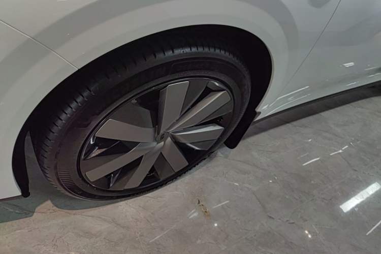 Used Li Auto i6 2025 Model Four-Wheel-Drive Standard Type Left Front Wheel Hub