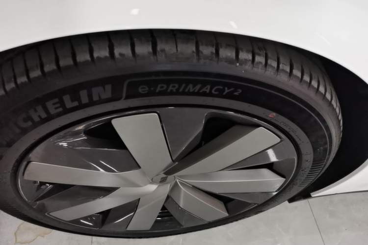 Used Li Auto i6 2025 Model Four-Wheel-Drive Standard Type Left Front Wheel Hub