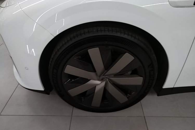 Used Li Auto i6 2025 Model Four-Wheel-Drive Standard Type Left Front Wheel Hub