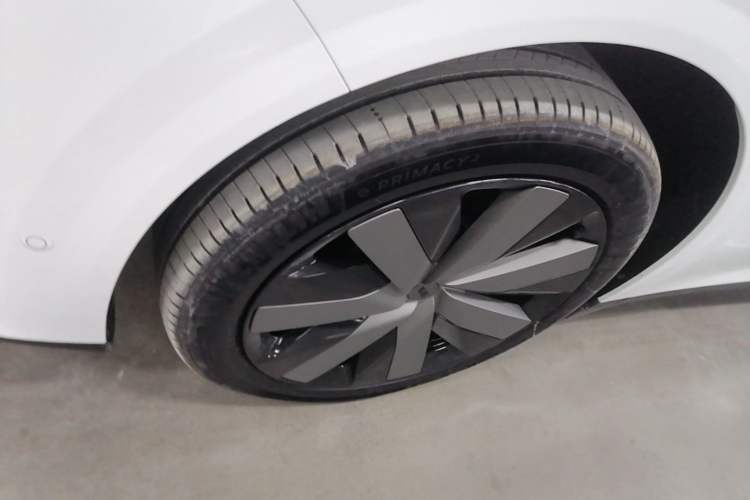 Used Li Auto i6 2025 Model Four-Wheel-Drive Standard Type Left Front Wheel Hub