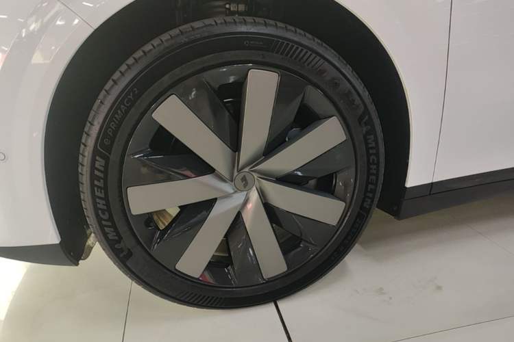 Used Li Auto i6 2025 Model Four-Wheel-Drive Standard Type Left Front Wheel Hub