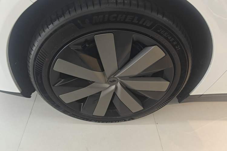 Used Li Auto i6 2025 Model Four-Wheel-Drive Standard Type Left Front Wheel Hub