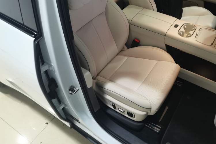 Used Li Auto i6 2025 Model Four-Wheel-Drive Standard Type Right Front Seat