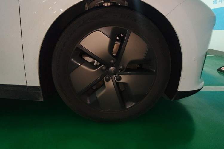 Used Li Auto i6 2025 Model Two-Wheel-Drive Standard Type Right Front Wheel Hub