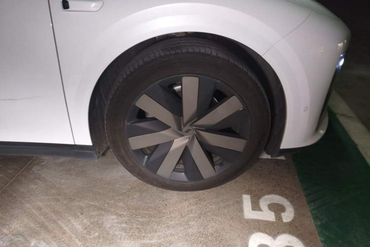 Used Li Auto i6 2025 Model Two-Wheel-Drive Standard Type Right Front Wheel Hub