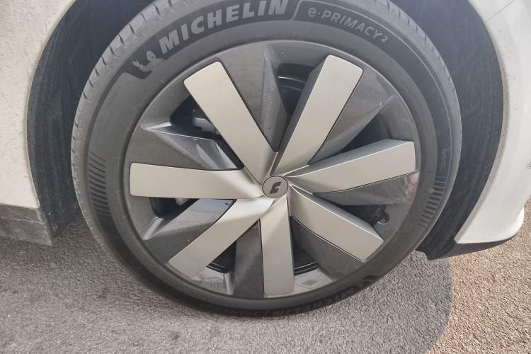 Used Li Auto i6 2025 Model Four-Wheel-Drive Standard Type Right Front Wheel Hub