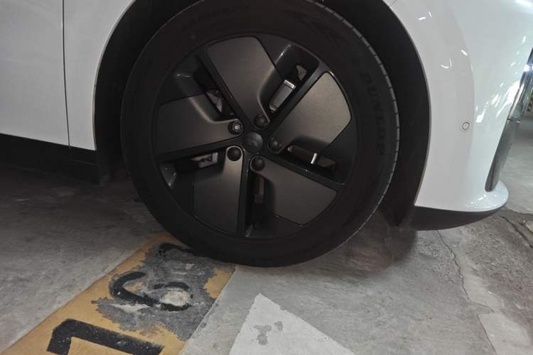 Used Li Auto i6 2025 Model Two-Wheel-Drive Standard Type Right Front Wheel Hub