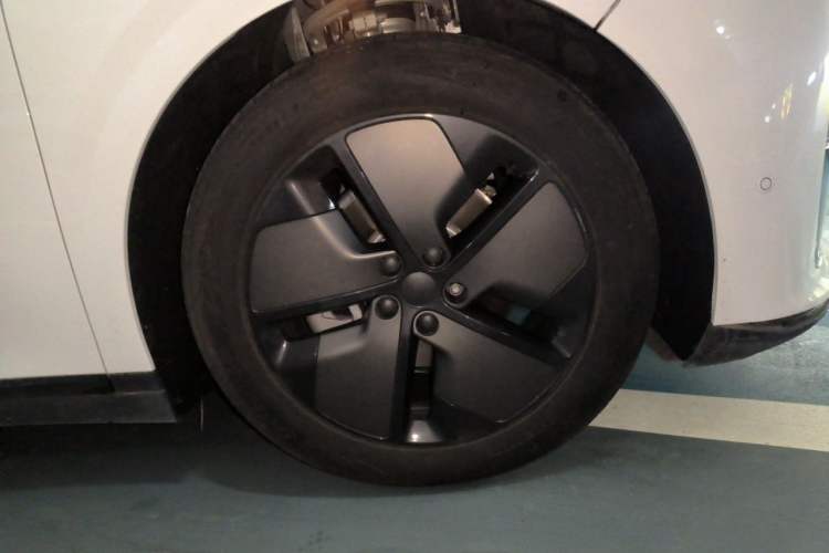 Used Li Auto i6 2025 Model Two-Wheel-Drive Standard Type Right Front Wheel Hub