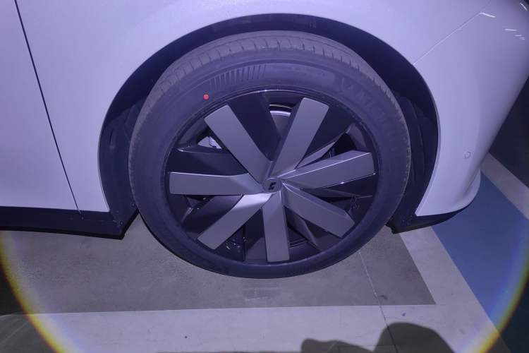 Used Li Auto i6 2025 Model Four-Wheel-Drive Standard Type Right Front Wheel Hub