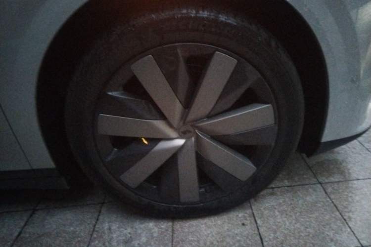 Used Li Auto i6 2025 Model Four-Wheel-Drive Standard Type Right Front Wheel Hub