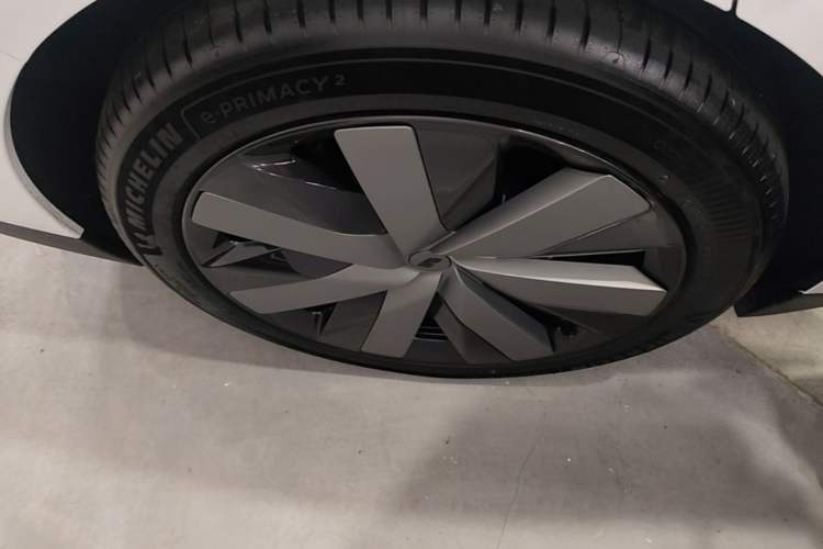 Used Li Auto i6 2025 Model Four-Wheel-Drive Standard Type Right Rear Wheel Hub