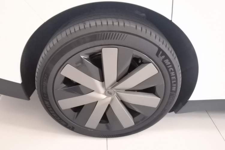 Used Li Auto i6 2025 Model Four-Wheel-Drive Standard Type Right Rear Wheel Hub