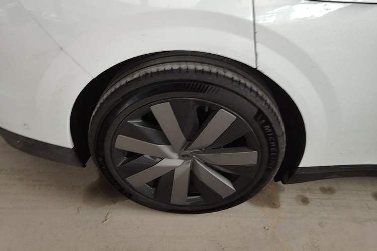 Used Li Auto i6 2025 Model Four-Wheel-Drive Standard Type Right Rear Wheel Hub