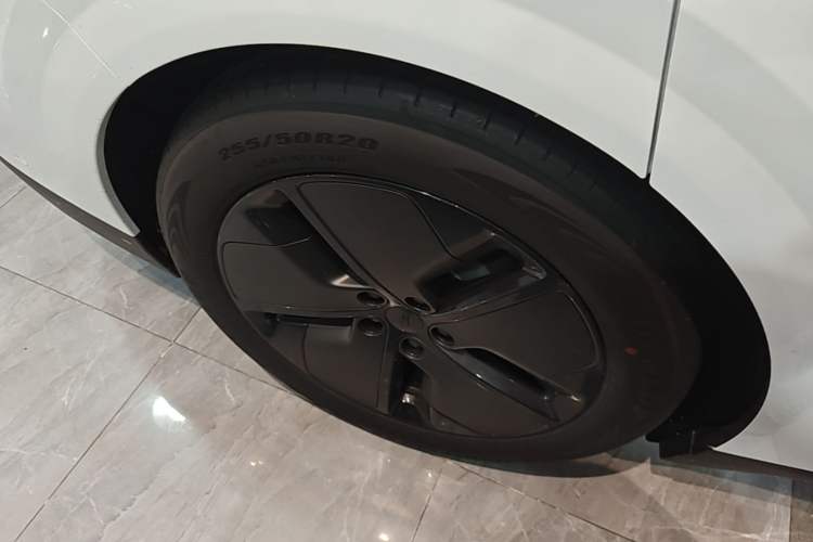 Used Li Auto i6 2025 Model Two-Wheel-Drive Standard Type Right Rear Wheel Hub