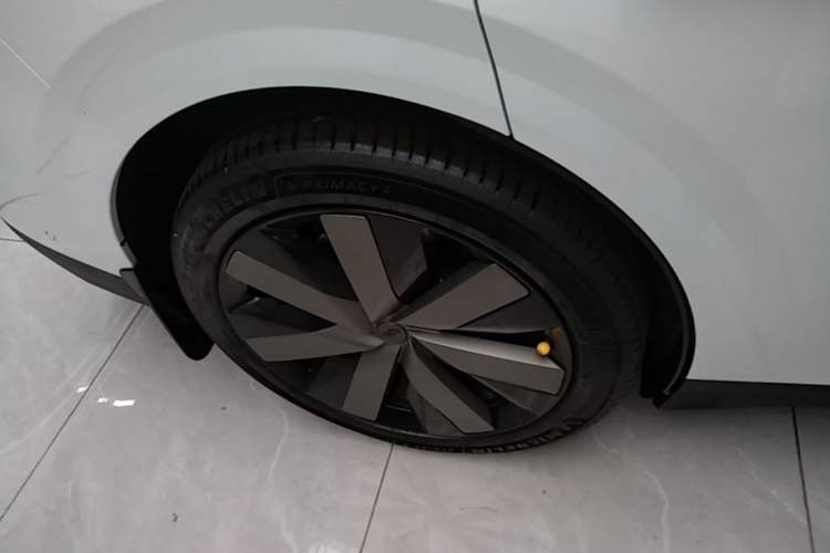 Used Li Auto i6 2025 Model Four-Wheel-Drive Standard Type Right Rear Wheel Hub