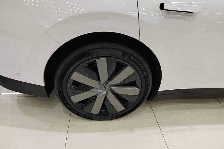 Used Li Auto i6 2025 Model Four-Wheel-Drive Standard Type Right Rear Wheel Hub