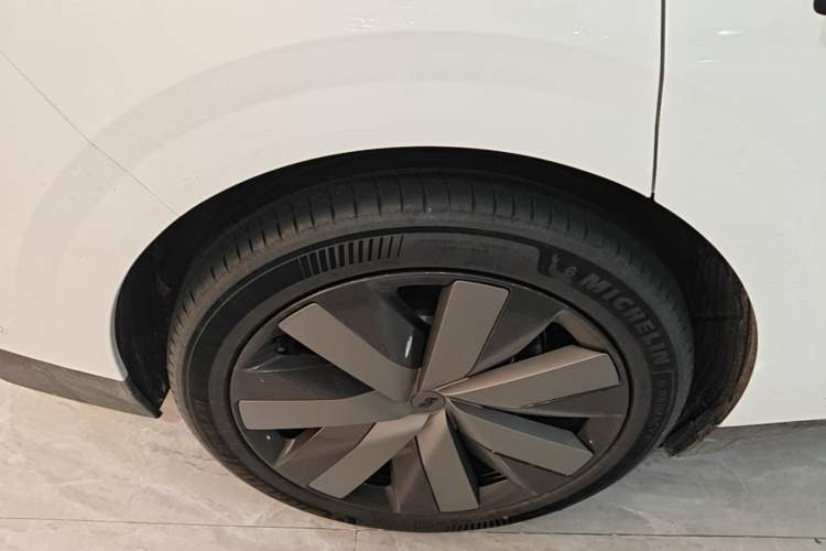 Used Li Auto i6 2025 Model Four-Wheel-Drive Standard Type Right Rear Wheel Hub
