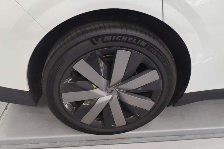 Used Li Auto i6 2025 Model Two-Wheel-Drive Standard Type Right Rear Wheel Hub
