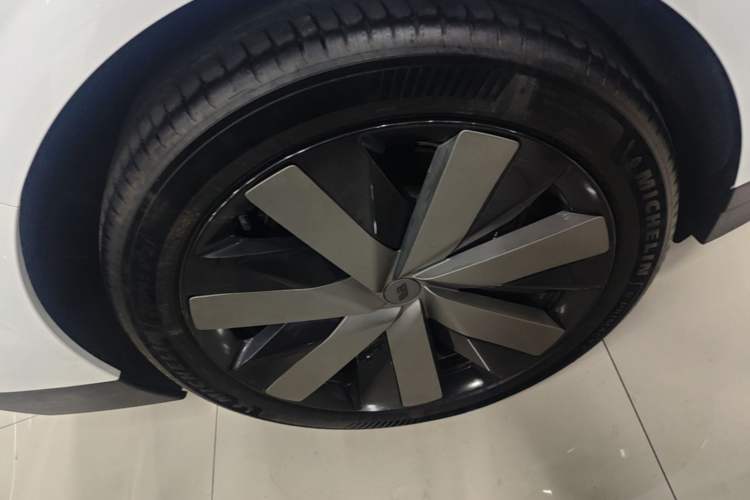 Used Li Auto i6 2025 Model Four-Wheel-Drive Standard Type Right Rear Wheel Hub
