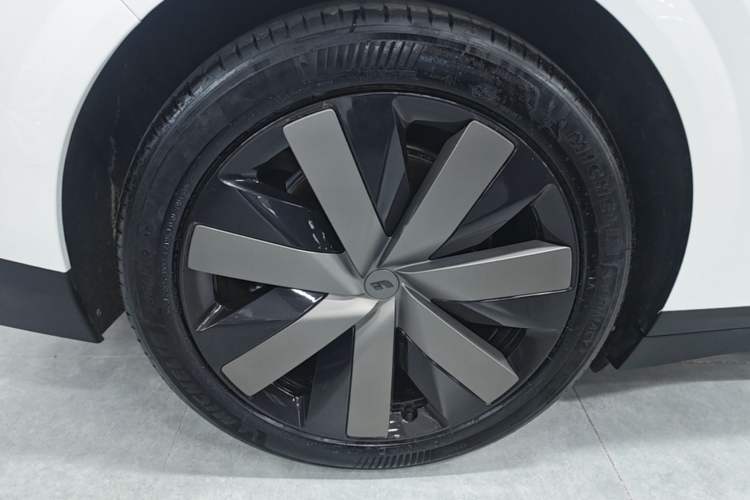 Used Li Auto i6 2025 Model Four-Wheel-Drive Standard Type Right Rear Wheel Hub