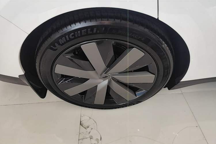 Used Li Auto i6 2025 Model Four-Wheel-Drive Standard Type Right Rear Wheel Hub