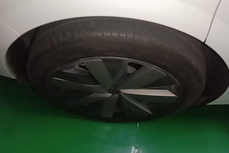 Used Li Auto i6 2025 Model Four-Wheel-Drive Standard Type Right Rear Wheel Hub