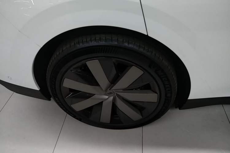 Used Li Auto i6 2025 Model Four-Wheel-Drive Standard Type Right Rear Wheel Hub