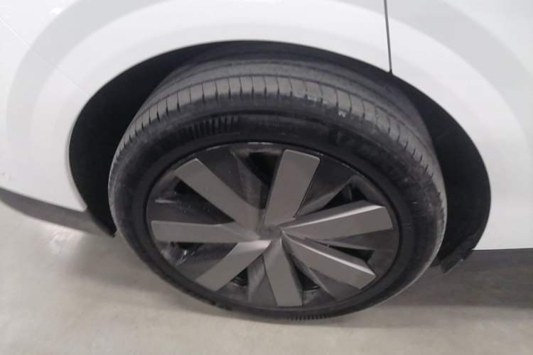 Used Li Auto i6 2025 Model Four-Wheel-Drive Standard Type Right Rear Wheel Hub