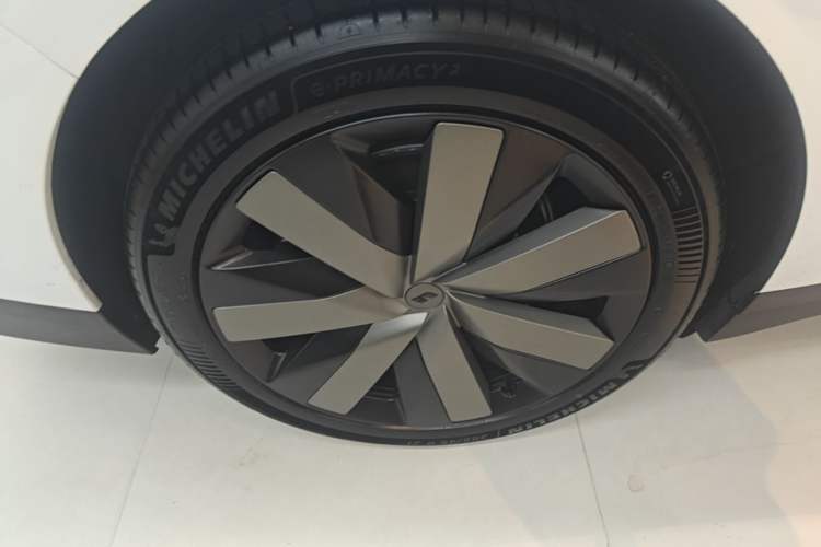 Used Li Auto i6 2025 Model Four-Wheel-Drive Standard Type Right Rear Wheel Hub
