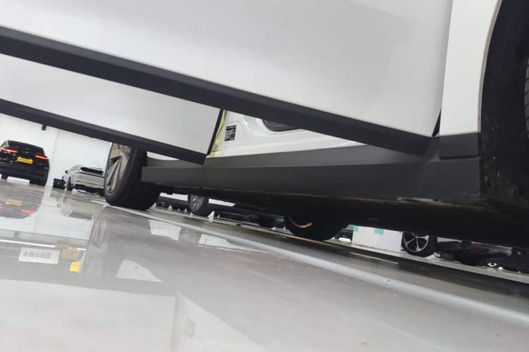 Used Li Auto i6 2025 Model Two-Wheel-Drive Standard Type Right Side Sill