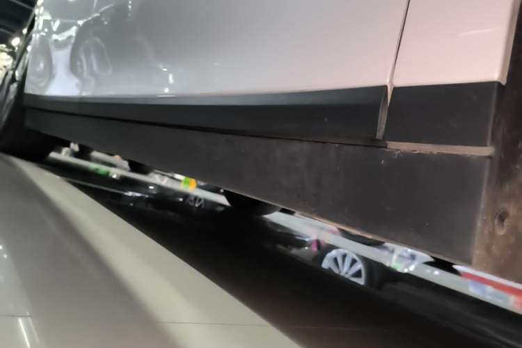 Used Li Auto i6 2025 Model Two-Wheel-Drive Standard Type Right Side Sill