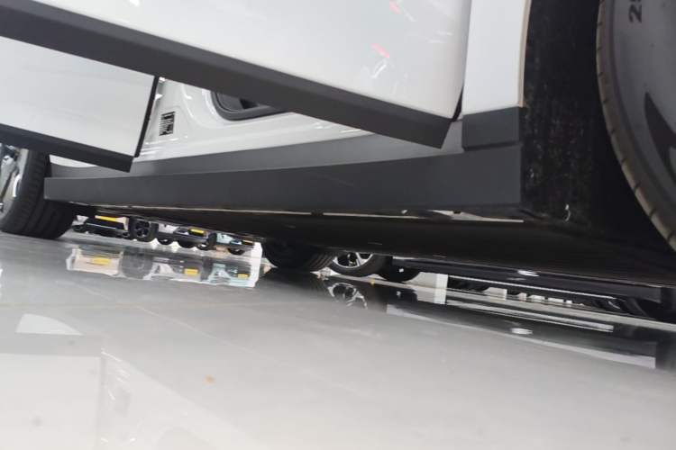 Used Li Auto i6 2025 Model Two-Wheel-Drive Standard Type Right Side Sill