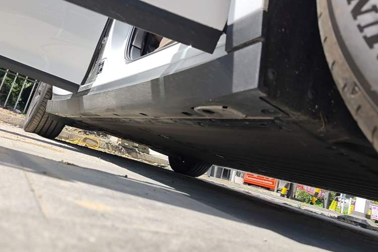 Used Li Auto i6 2025 Model Two-Wheel-Drive Standard Type Right Side Sill