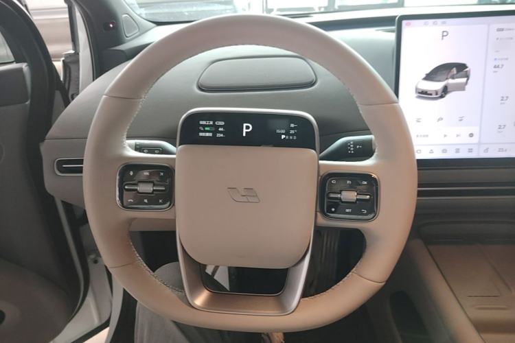 Used Li Auto i6 2025 Model Four-Wheel-Drive Standard Type Steering Wheel