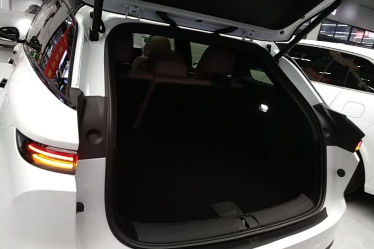Used Li Auto i6 2025 Model Four-Wheel-Drive Standard Type Trunk