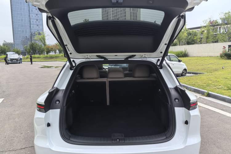 Used Li Auto i6 2025 Model Four-Wheel-Drive Standard Type Trunk
