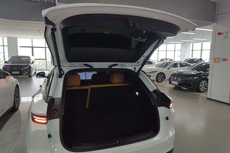 Used Li Auto i6 2025 Model Four-Wheel-Drive Standard Type Trunk